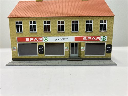  Hobbytrade 87229 Stadthaus mit Lebensmittelgeschäft „Spar“. 2 Etagen aus gelbem Stein. H0